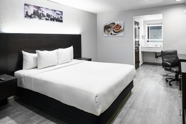 Hollywood Inn Express LAX image 1